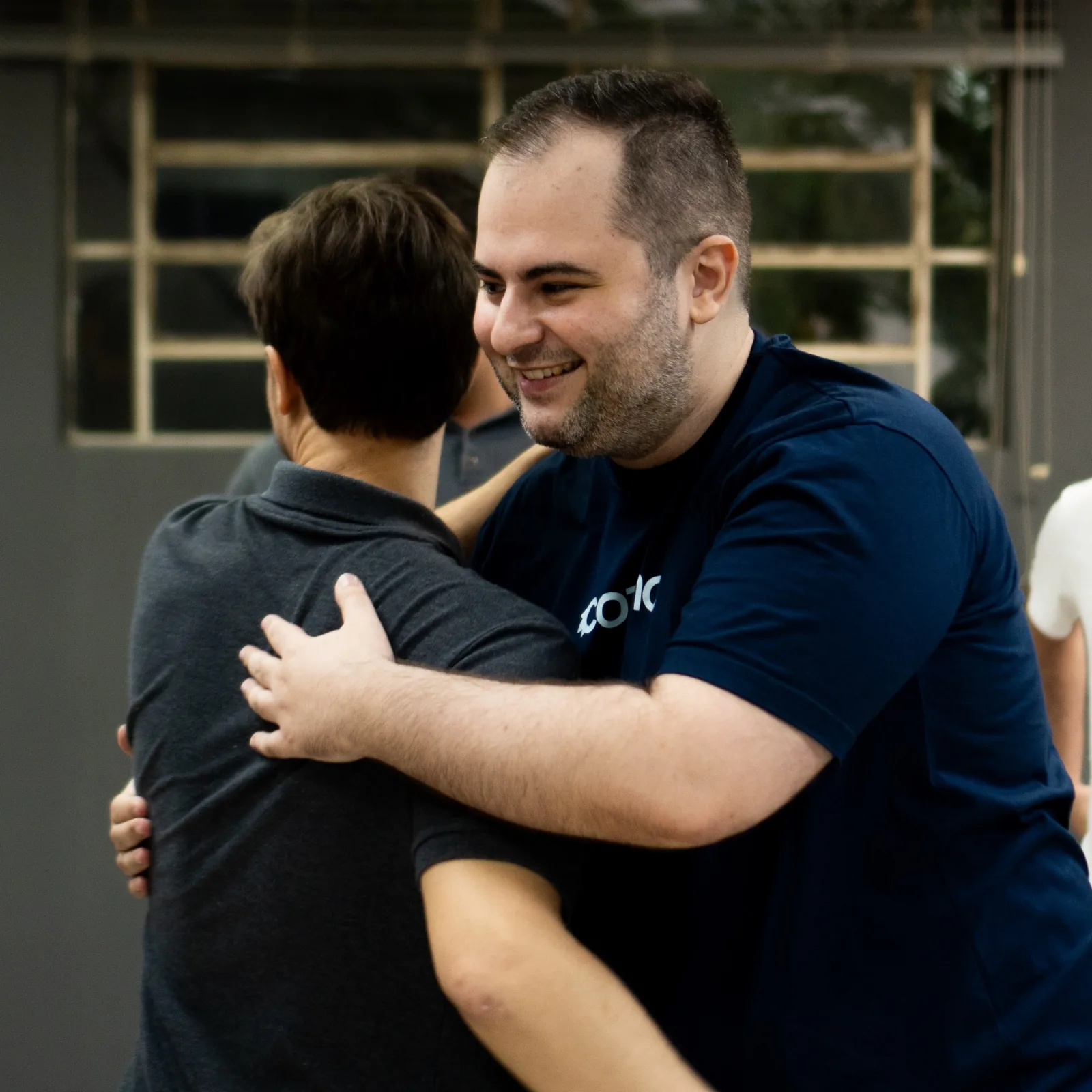 Abraço entre participantes durante o treinamento da Cozmo na Nexello
